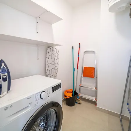 Greta, Cocqueto En Apartment