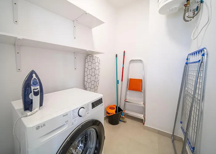 Greta, Cocqueto En Διαμέρισμα